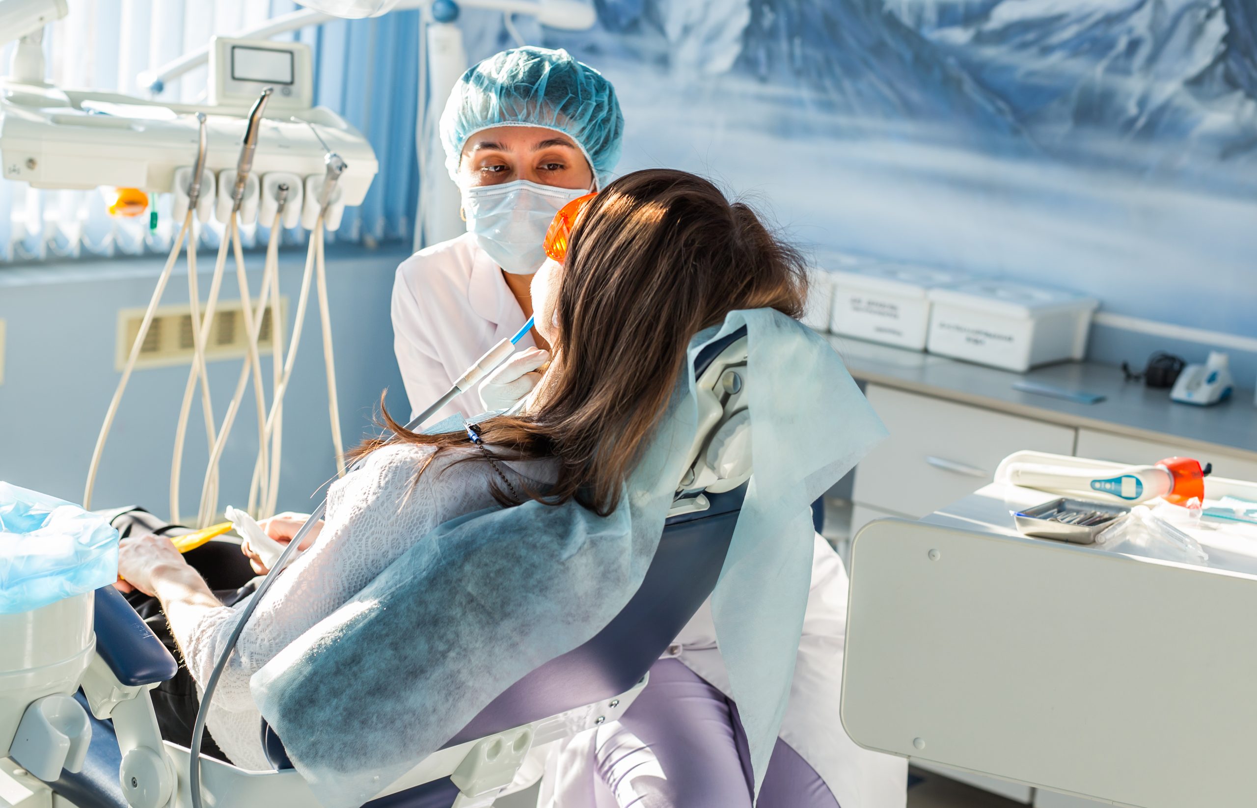 Paciente recibiendo atención odontológica en Clínica Dental del Valle